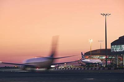 Noční letiště Praha