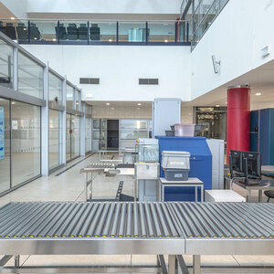 Neveřejná část letiště-kontrola