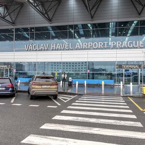 Veřejná část letiště-před terminálem