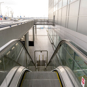 Veřejná část letiště-eskalátory